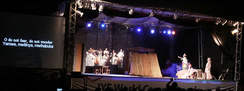 수도 키갈리의 야외공연장에서 공연되는 크리스마스 칸타타. 스크린에는 현지학생들을 위해 영어와 스와힐리어로 자막이 제공된다.