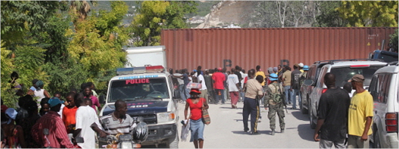 크리스마스 칸타타 공연을 위해 아이티 입국 당시 시위대가 컨테이너 차량으로 도로를 막고 있는 국경지역