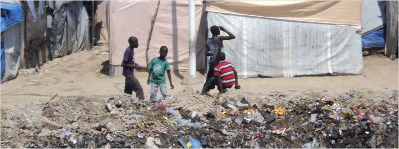 아이티에 주거지를 잃은 난민들은 텐트촌에서 생활을 하는데 주변에는 쓰레기매립지가 형성되어 매우 비위생적이다