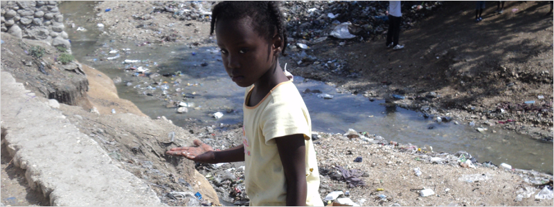 어린아이들이 초등학교도 다니지 못하고 식수를 구하러 다니거나, 오염된 물에 설겆이를 하기도 한다.
